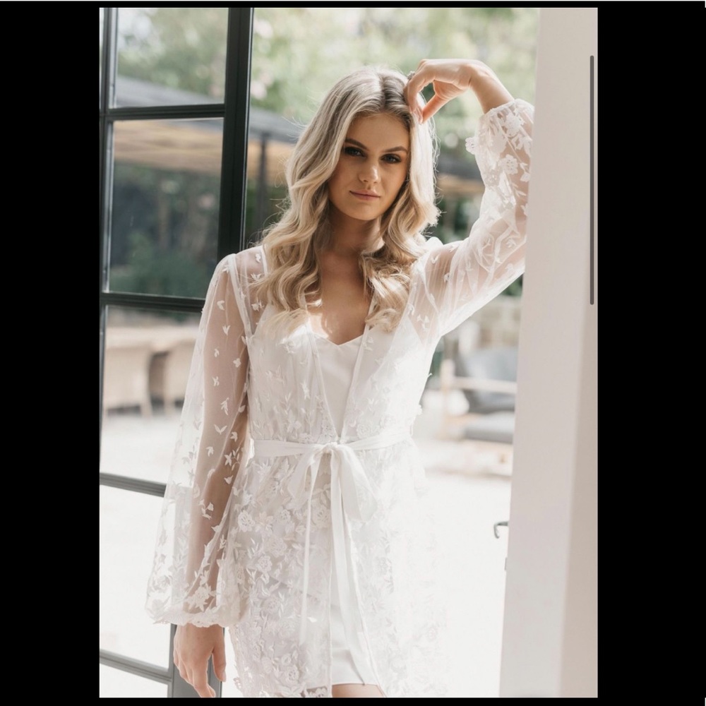 Le Rose Maya Lace White Robe Medium with Slip